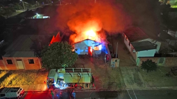 MADRUGADA DE TERROR: incêndio destrói residência em Alcinópolis