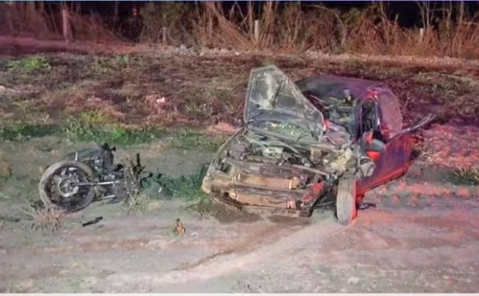 Carreta invade pista contrária durante ultrapassagem, atinge moto e carro e deixa um morto na BR-163
