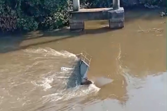 Motorista de carreta que caiu em rio após ponte desabar é encontrado morto