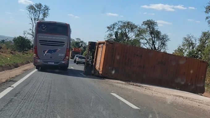 Semirreboque carregado com 47 toneladas de adubo tomba na BR-163 em Bandeirantes