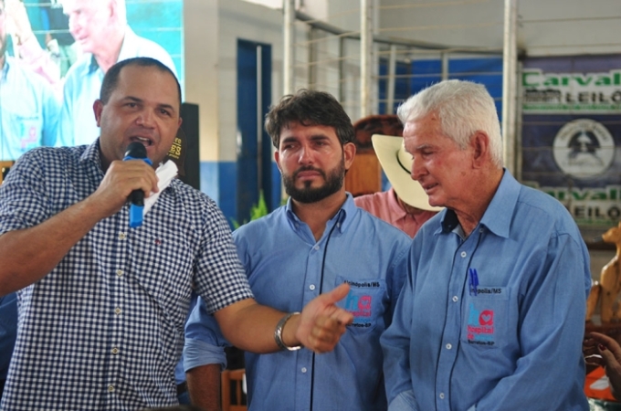 Lágrimas de gratidão marcam homenagem a Júnior Diniz no 13º Leilão Direito de Viver em Alcinópolis