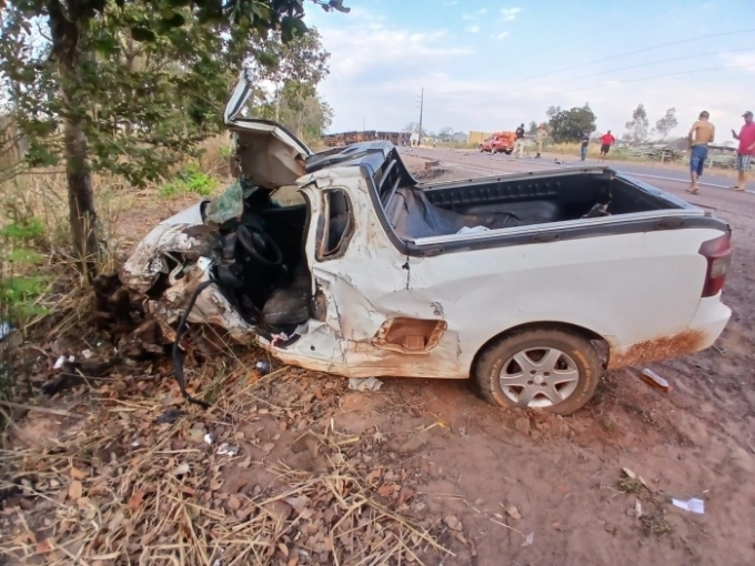 Colisão frontal entre carreta e picape deixa motorista ferido na BR-163, em Coxim