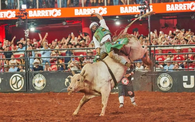 Peão do Paraná supera favoritos e é campeão do Rodeio Internacional de Barretos 2026