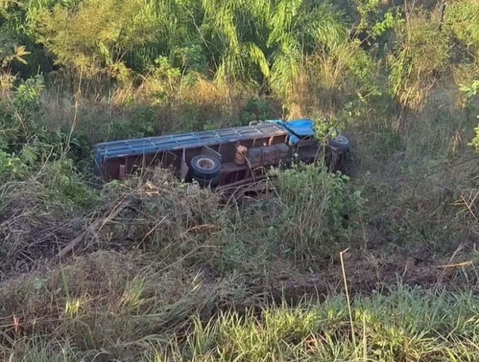 Caminhoneiro perde controle de veículo, capota em serra e morre