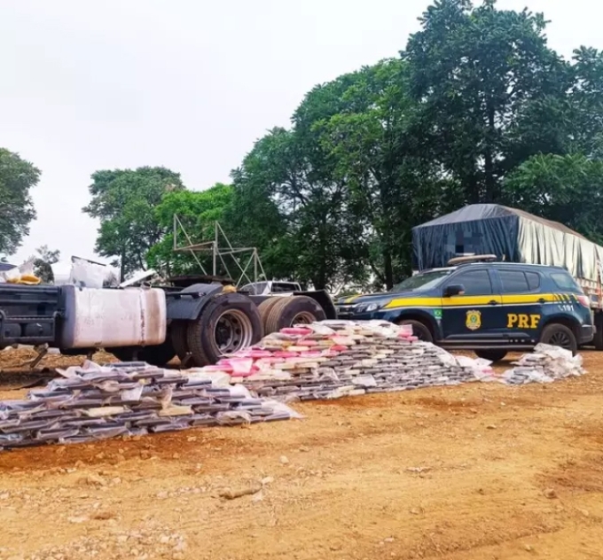 Com ajuda dos bombeiros, PRF abre tanques de caminhão e acha 300 kg de cocaína