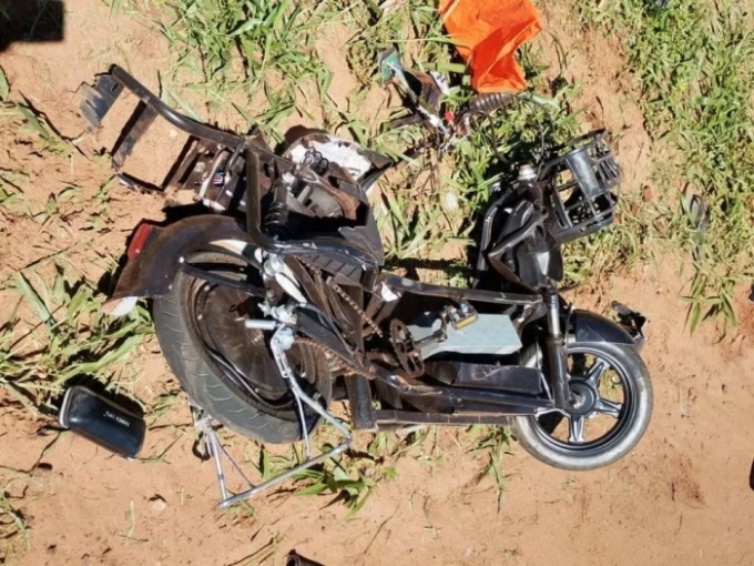 Caminhonete bate em bicicleta elétrica e deixa pai e filha feridos na BR-163