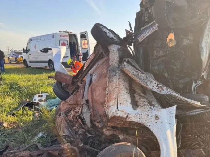 Quatro pessoas morrem e seis ficam feridas em acidente entre van e carro na BR-163