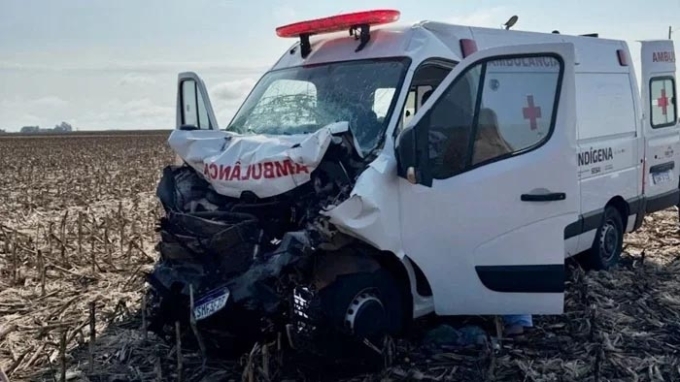 Ambulância bate em carreta na BR-060; paciente que era transportada morre em acidente