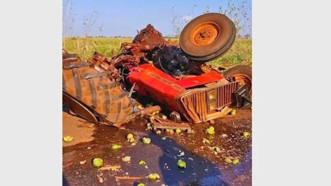 Mulher morre e homem fica ferido em acidente entre trator e carreta