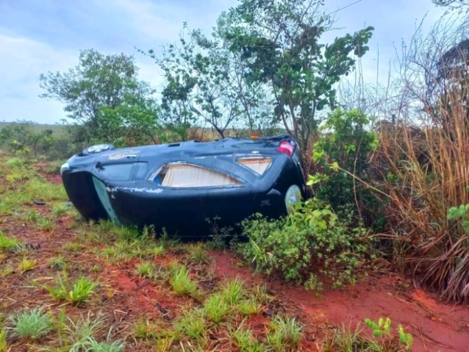 Carro funerário que pertenceu à Britopax capota entre Figueirão e Camapuã após aquaplanagem