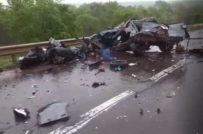 Grave colisão frontal entre carro e carreta deixa vítimas e trava a BR-163 entre Coxim e Rio Verde