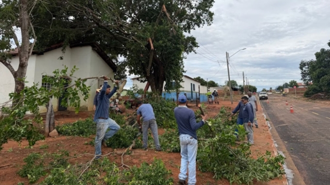 Forte chuva e vendaval deixam rastro de destruição em Alcinópolis