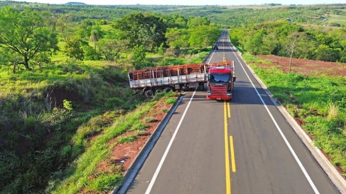 Carreta carregada com madeira sai da pista na MS-436, próximo a Camapuã