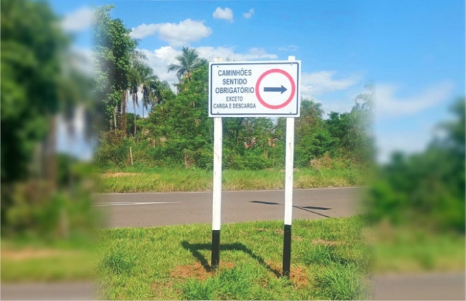 Figueirão substitui placas antigas e implanta nova sinalização vertical