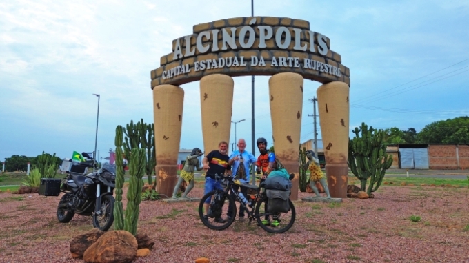 Ciclista de Fortaleza é recebido em Alcinópolis durante viagem pelo Brasil