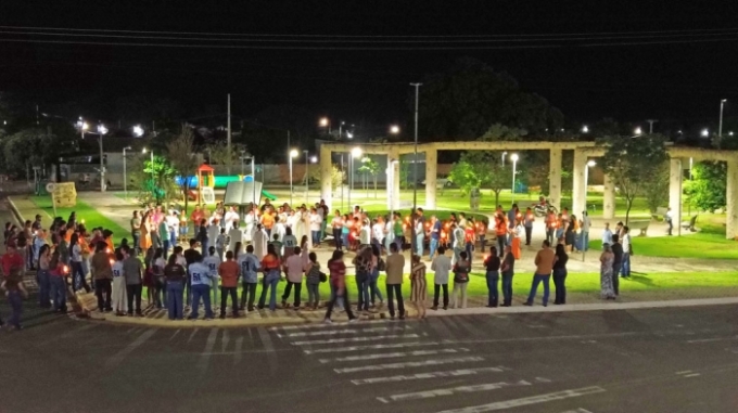 Alcinópolis vive noite emocionante de fé e devoção a Nossa Senhora Aparecida, com procissão à luz de velas e