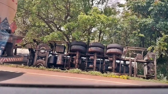 Tombamento de caminhão provoca lentidão na BR-163 e passagem leva até 40 minutos