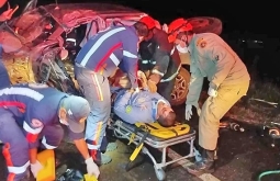 Vereador fica ferido ao bater Hilux em duas carretas na BR-463