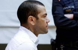 Daniel Alves é condenado a 4 anos e meio por estupro pela Justiça da Espa