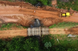 Prefeito Dalmy e Secretário de Obras arruma desvio no Córrego Bom Sucesso.