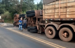 Acidente com carreta carregada de fardos de algodão interdita BR-364, GO.