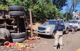 Caminhão com 35 toneladas de melancia tomba na BR-163, em Coxim