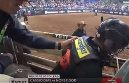 Peão brasileiro sofreu fraturas nas costelas ao ser pisoteado por touro PBR