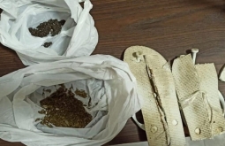 Policiais encontram maconha em chinelo que seria entregue a detento, Mineir