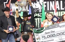 Peão pisoteado por touro vence mundial de rodeio e leva prêmio de US$ 1 m