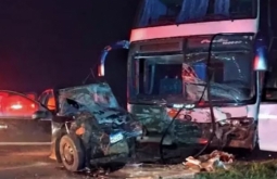 Homem morre em colisão entre carro e ônibus com mais de 40 universitários