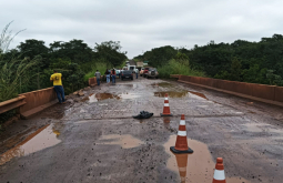 Governo de MS culpa chuva por buracos onde ônibus caiu de ponte