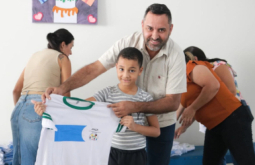 Prefeitura de Alcinópolis entrega uniformes aos alunos do C.A.C.A