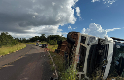 Carreta com gado tomba na MS 436, próximo a Figueirão (MS)