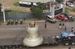 A caminho de Trindade, maior sino do mundo chega a Goiânia GO