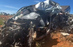Caminhonete fica destruída e motorista morre após batida com caminhão em Inocência