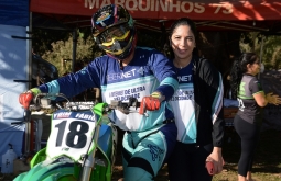 Amor e Parceria nas Trilhas: Casal Brilha na 4ª Etapa do Estadual de Motocross em Figueirão
