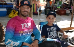 A pista como herança: pai e filho compartilham o amor pelo motocross em Figueirão