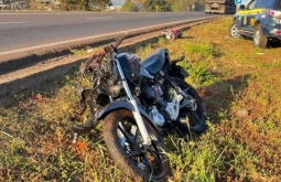 Jovem morre em acidente entre moto e ambulância na BR-163