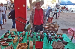 Aos 80 anos, artesão de Mineiros mantém viva a arte da madeira e denuncia o abandono da classe