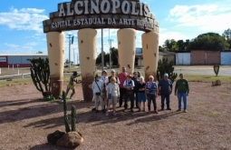 Alcinópolis-MS recebe grupo de turistas europeus em roteiro pelos sítios arqueológicos