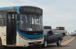 Ônibus invade pista da MS 306 e provoca acidente na rotatória de Aporé