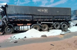 Caminhoneiro morre em colisão entre carretas na MS-320