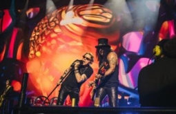 Palco do show do Guns começa a ser montado na Arena Pantanal