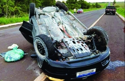 Capotamento na MS-436 assusta família e ocupantes escapam sem ferimentos graves