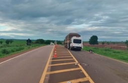 Van que levava pacientes para hemodiálise se envolve em acidente e uma pessoa morre na BR-163