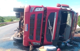 Carreta com algodão tomba na MT-100 após ponte do Ribeirão do Córrego do Sapo em Alto Taquari
