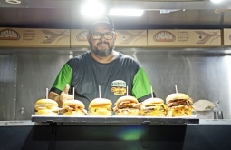 Laços com a cidade: Hamburgueria do Cachorrão marca presença no Réveillon de Alcinópolis