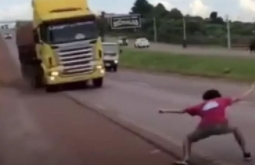 Jovem é preso após fazer ‘jogo da galinha’ com carreta e quase provocar acidente no Paraguai