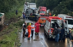 Ônibus que saiu de Goiânia com destino ao Pará tomba na BR-153