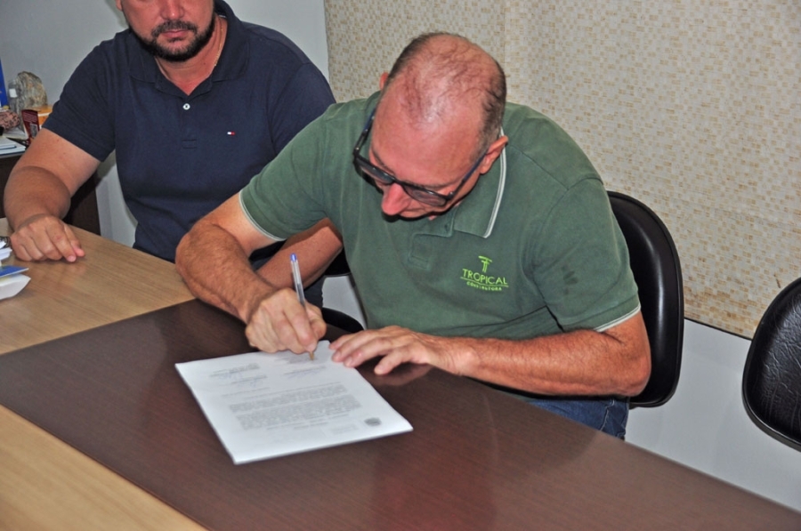 Prefeitura de Figueir&atilde;o assina ordem de servi&ccedil;o para constru&ccedil;&atilde;o de 20 casas populares